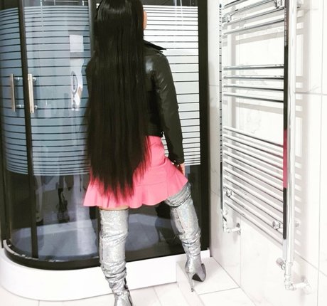 msspinay naked model pic