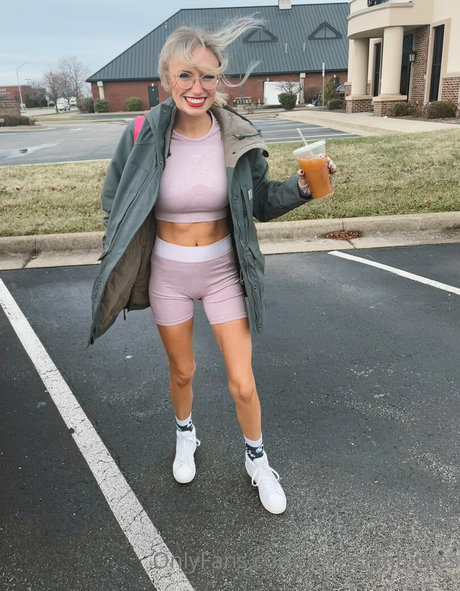 maddymeadows nude model pic