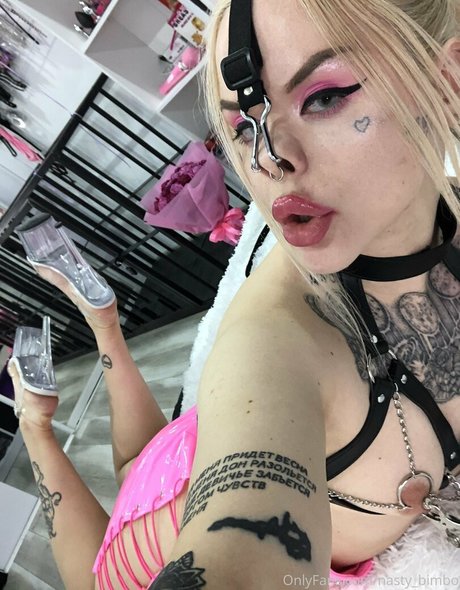 Nasty bimbo model exclusive pics