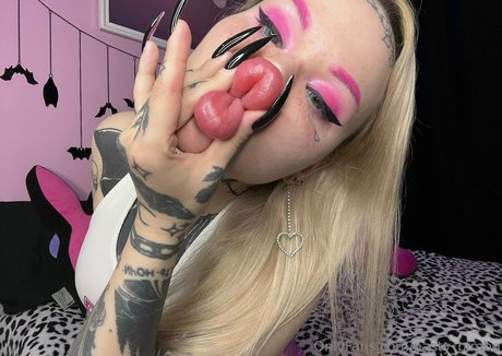 Nasty bimbo pornstar nudes pic