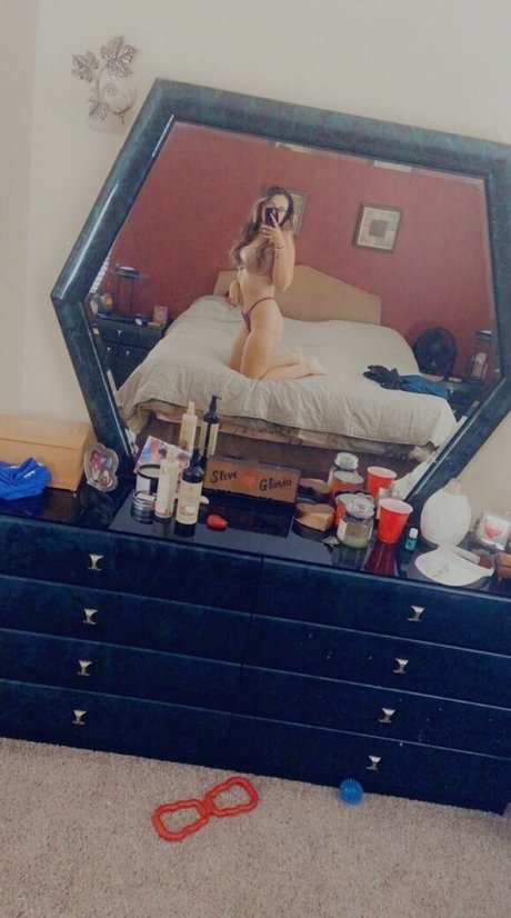 Loowcutie pornstar nude image