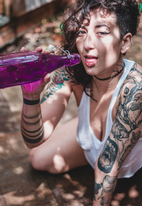 julh4 free nudes actress pics