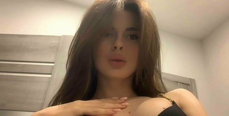 kira kirraa model naked photo