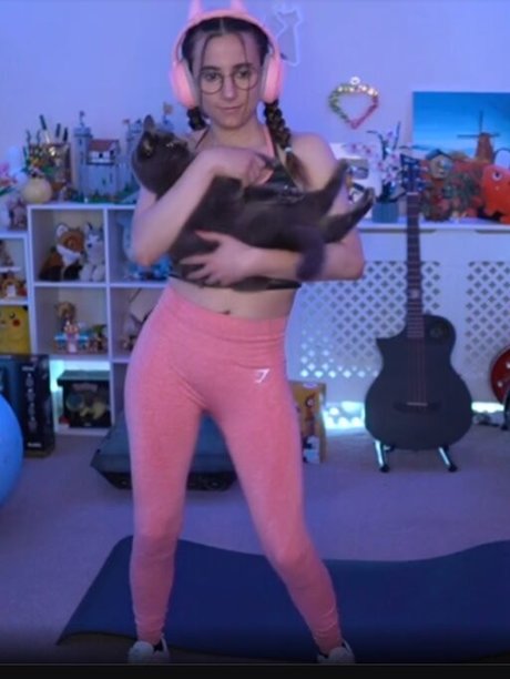 Millie Mossiae pretty actress picture