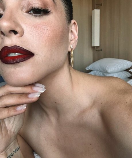 Andrea Duro pretty star photos