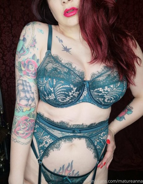matureanna model naked img