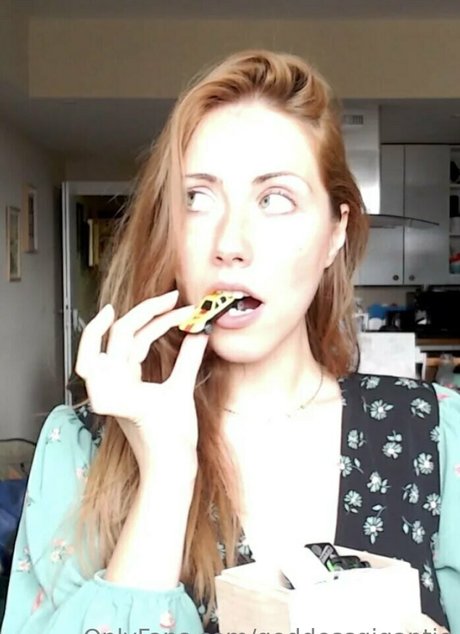 goddessgigantic naked model photo