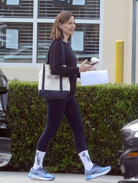 Jennifer Garner art star image