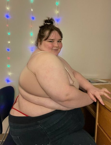 misspizzaslut beautiful model image