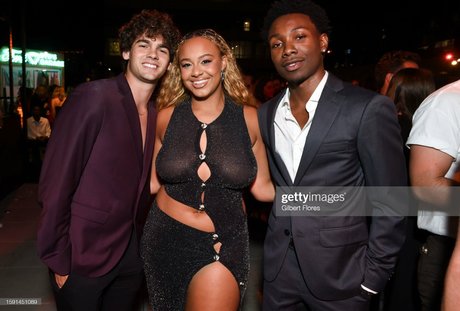 Nia Sioux model top pic