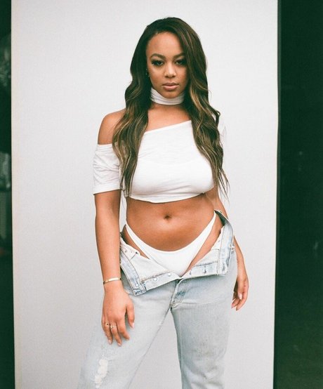 Nia Sioux star naked photos