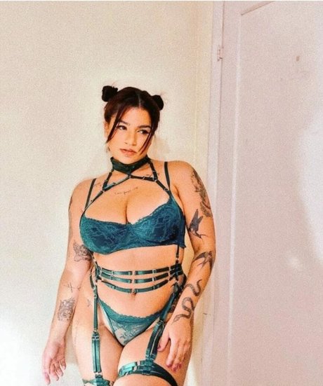 Kennya Raposo star sexy pictures