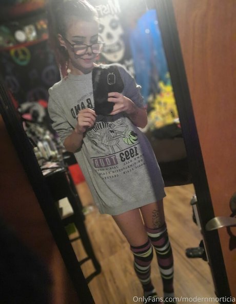 modernmorticia star pretty picture