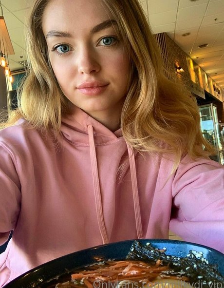 milkydi vip naked model picture