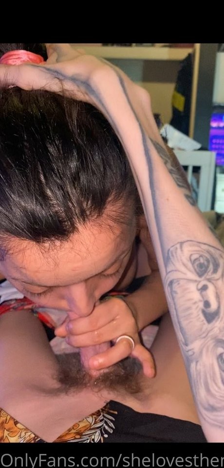 Long Neck model pornographic archive