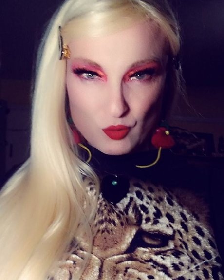 Dovima VanAussen free star img