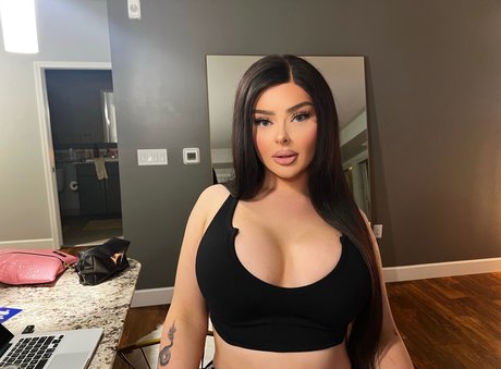 Sativa Shiesty sex model images