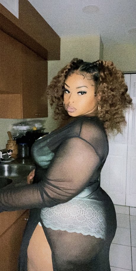 Sincerely Melody model sexy pictures