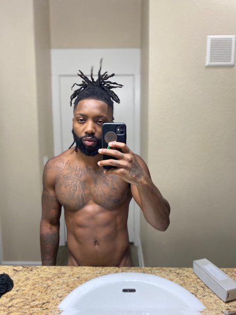 TheRealPeea adult model picture