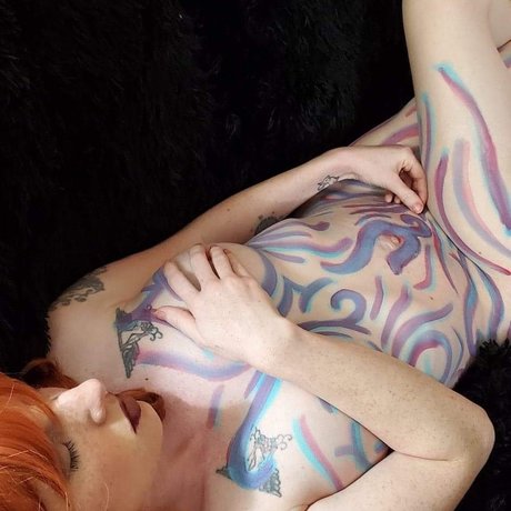 Redheads Daily model top picture