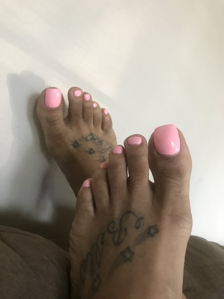 Candee Toes naked model image