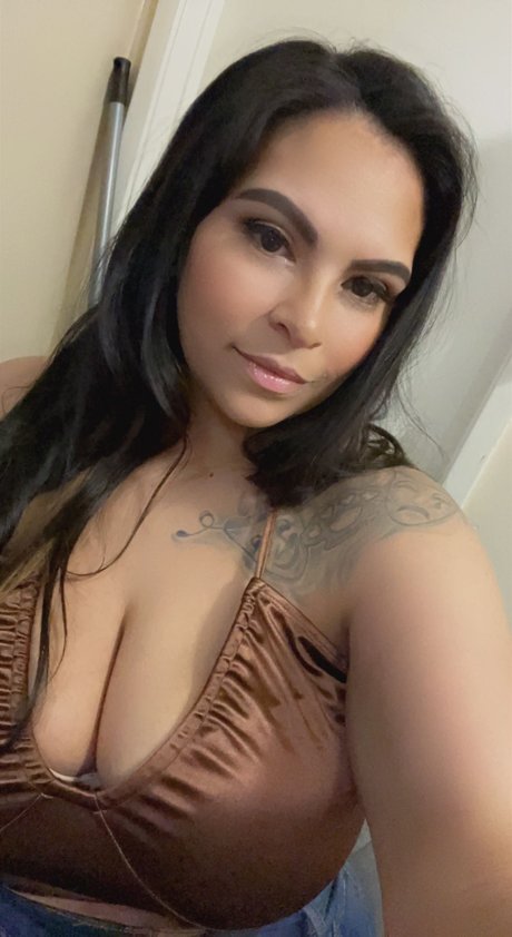 Dezzy Ramirez nudes model image