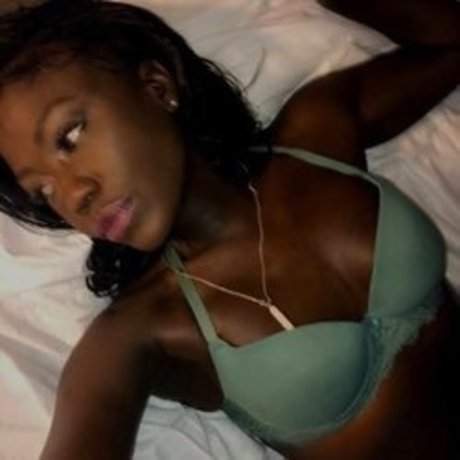 Ohkiakiakia naked model photo