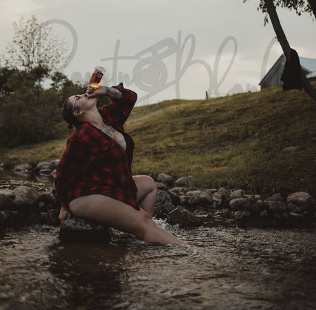 Curveygurlxx model nude archive