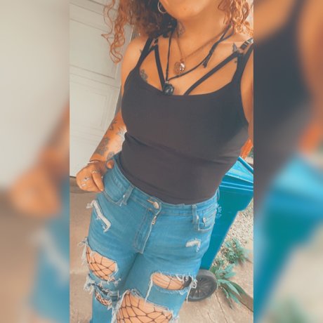 LivvyTooLovely model nudes pics