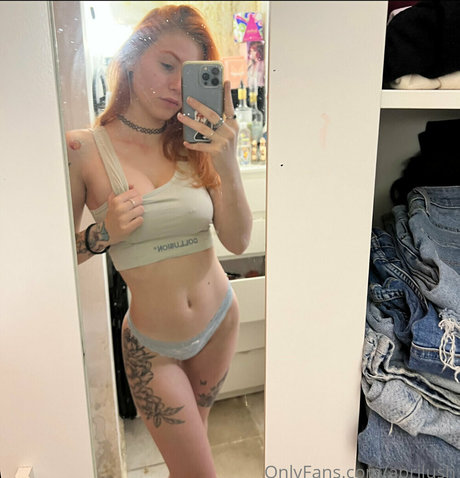 April Harel pretty model img