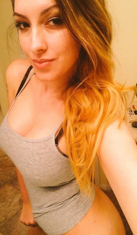 Katiepurrs model porn photo