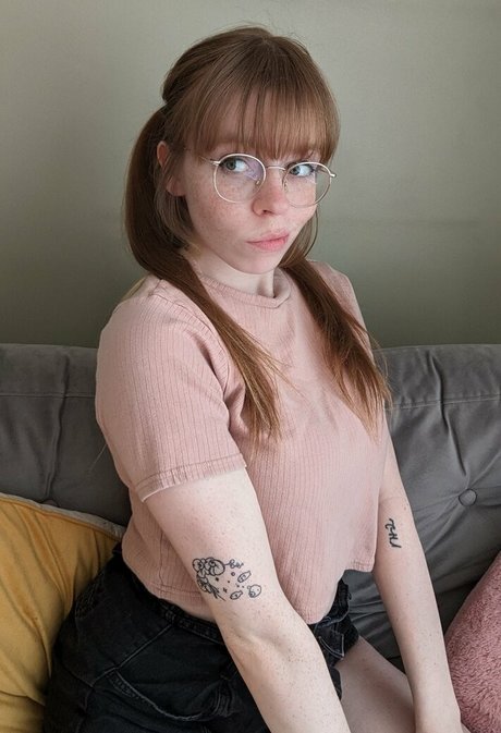 Bat Maisie hot actress photos