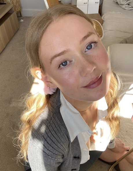 Librarosebud model photos