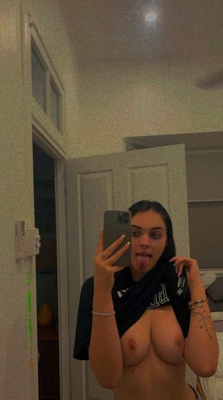 Kylie Sudgen model naked photo