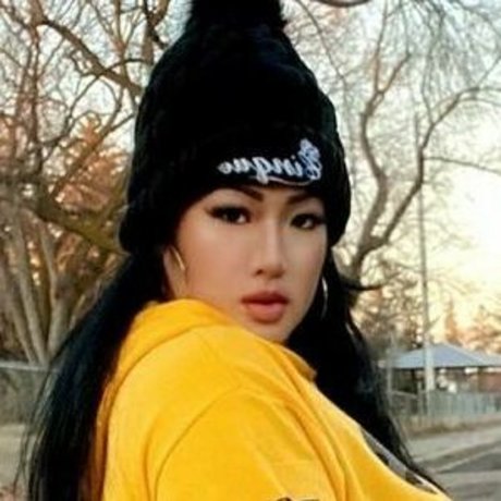 Lily Le model top picture