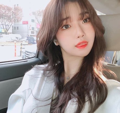 Se Yeon model hot image