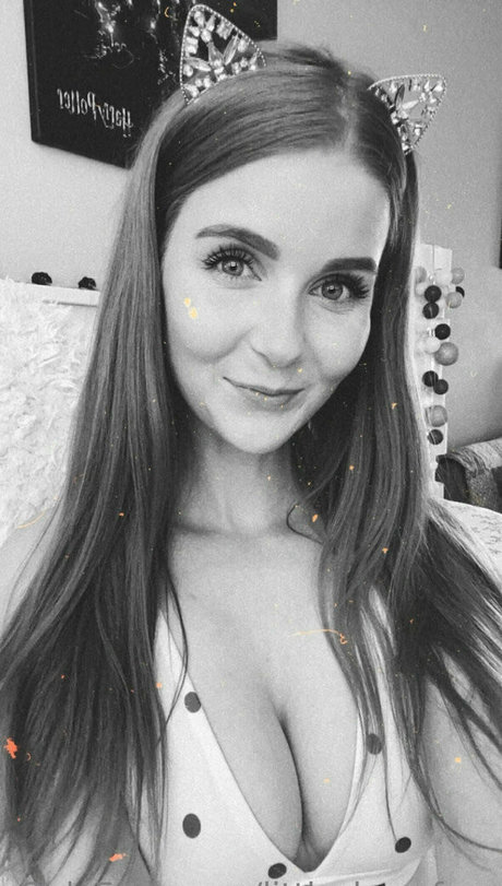 little bee free porn model image