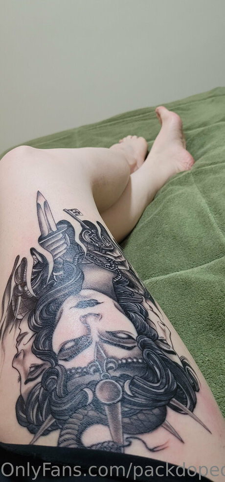 packdopedaingrid model perfect photo