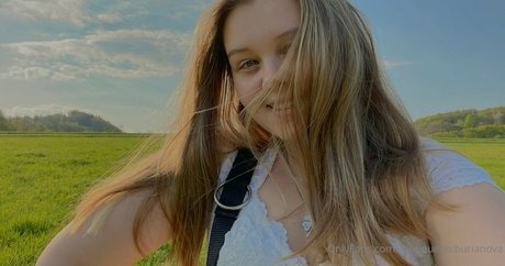 free top queen 1 exclusive model image