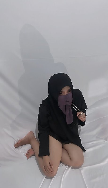 Hijab Camilla model erotic image