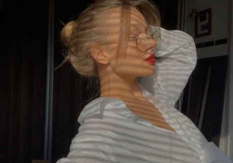 Karina Muzhalovska star erotic image