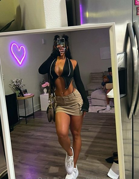 Chloe Swain star nude photos