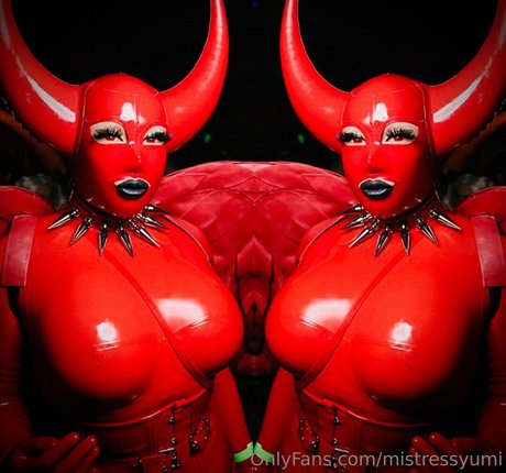 mistressyumi sexy star image