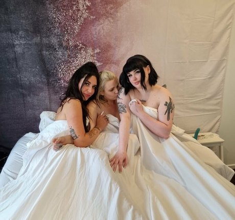 lanawildfree model erotic photos