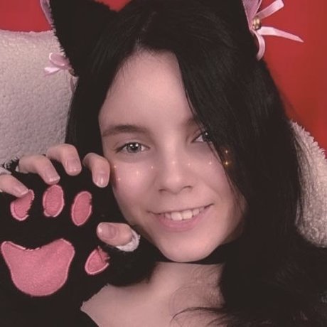 LittleShy pretty model pic