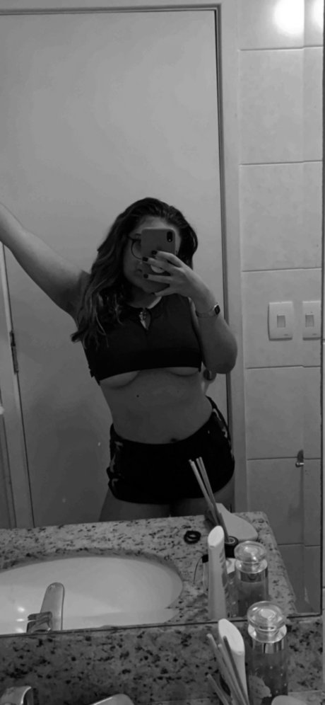 Lari_ nude pornstar pics