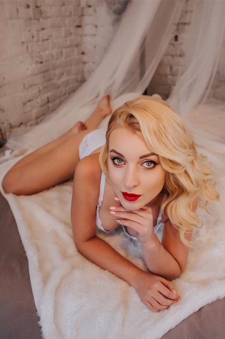 Amaris Busty Blond_ star art pic