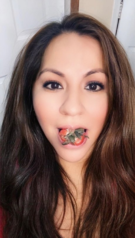 ThickyEri naked model image