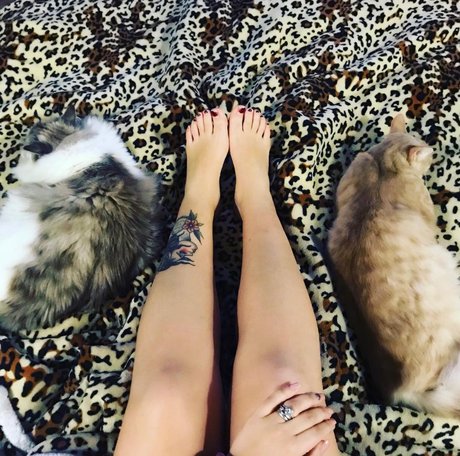 Piedolina model naked photo