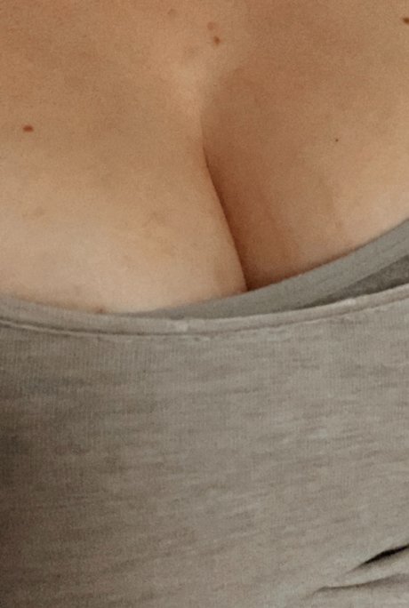 brown onlyfans top photo